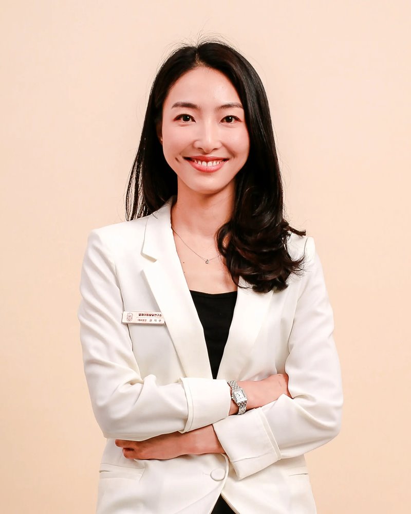 열매아동발달연구소 위례점 권지수 원장, 흰 재킷을 입고 팔짱을 낀 채 웃고 있는 모습